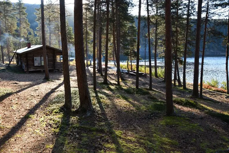 Lever de soleil sur le refuge de Ravadasjarvi trek en Laponie