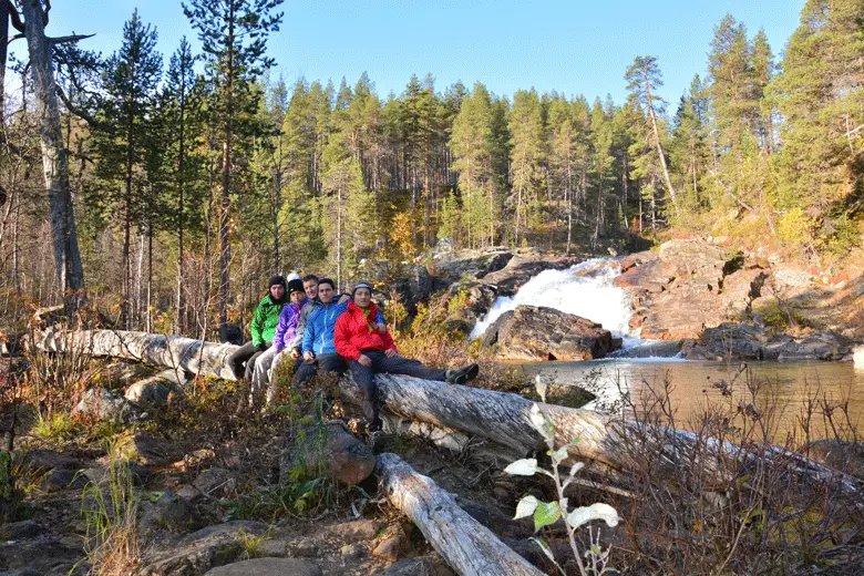 Photo de famille devant les Ravadaskongas trek en Laponie