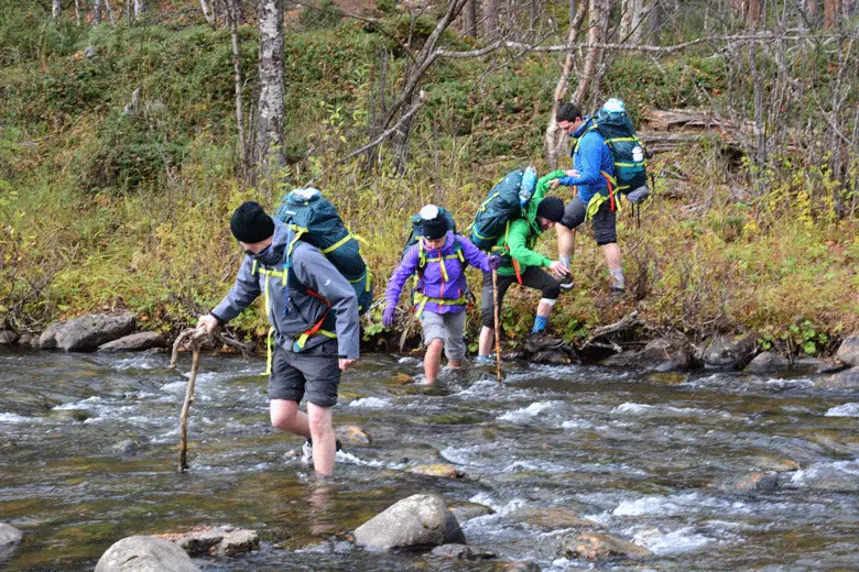 Première traversée à gué. C’est froid ! trek en Laponie