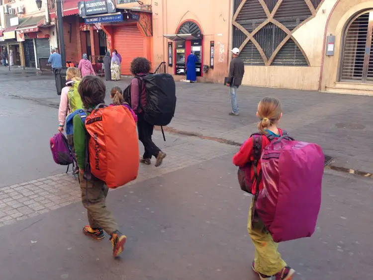 voyage en famille dans les rues de Marrakech