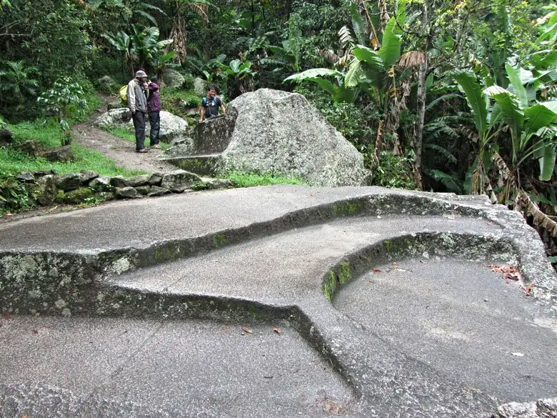 ruines incas observées pendant un trek pour aller au Machu Picchu au Pérou