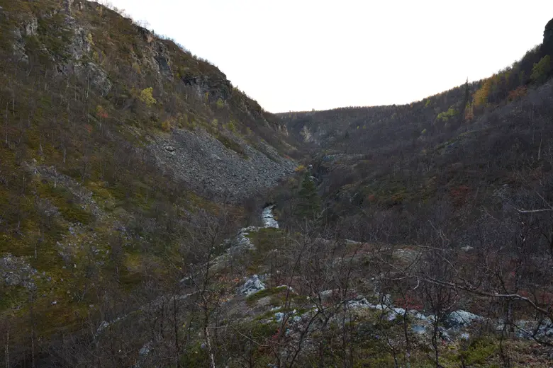 Le soleil a déjà quitté le fond du canyon, il faut en sortir. trek en Laponie