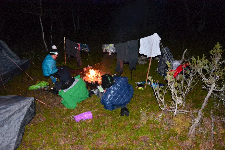 Diner sous la lueur des aurores boréales trek en Laponie