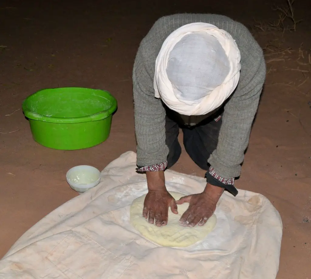 Préparation de la pâte à pain dans le désert marocain