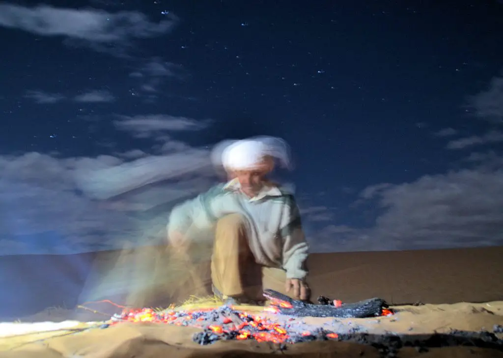 Brahim surveille la cuisson du pain du désert au Maroc