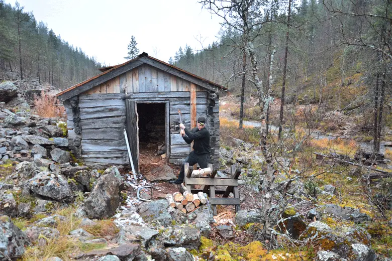 Au refuge « Raahen Piritti », on reprend la corvée de bois… trek en Laponie