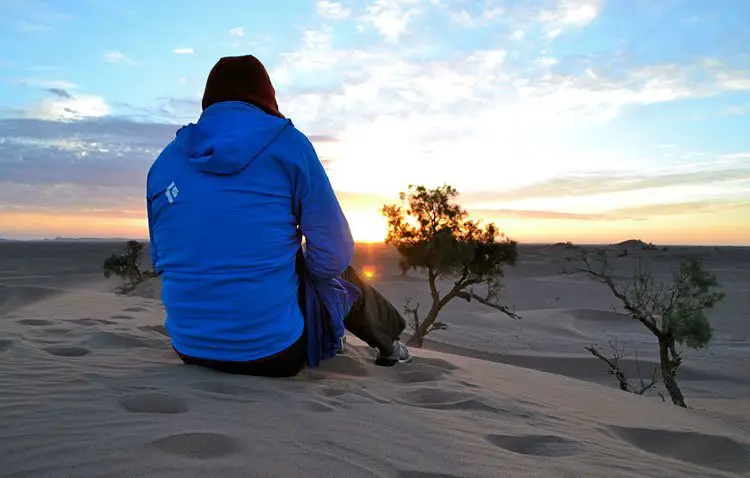 Lever du soleil dans le désert au maroc