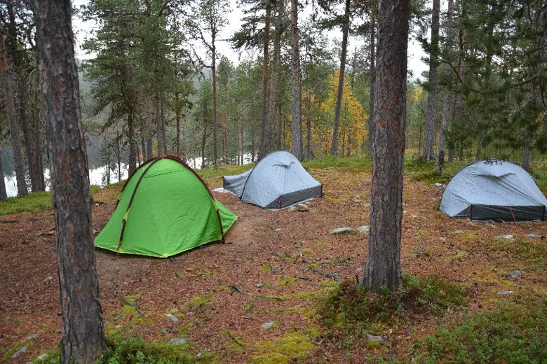 Premier bivouac, la rivière est bien là ! trek en Laponie