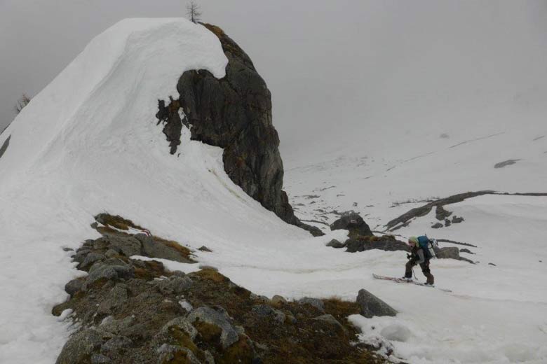 En montant à la cabane Cabane de l'A Neuve au Massif du Mont-blanc