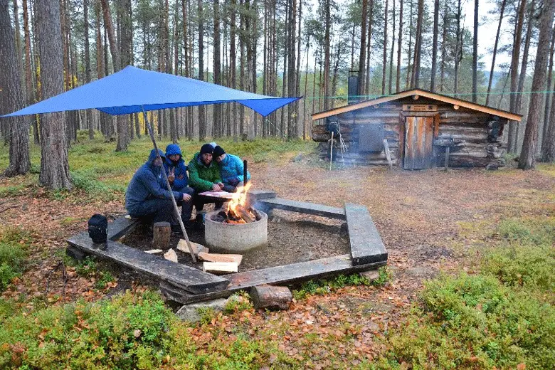 Le tarp nous abrite de la pluie trek en Laponie