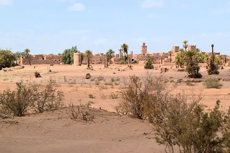 Village en ruine dans le désert Marocain 