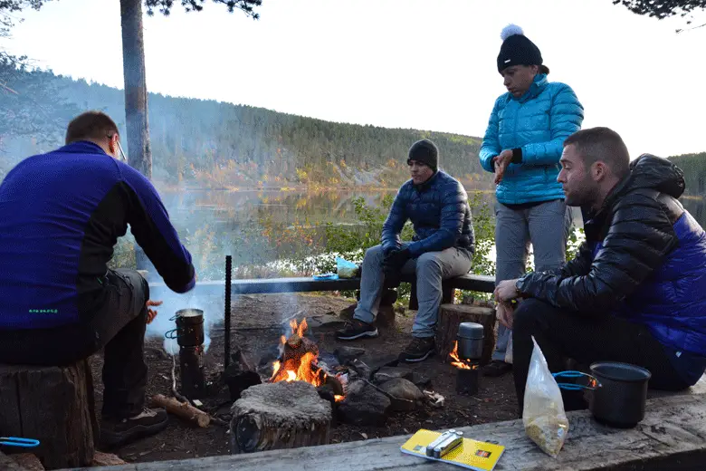 Veillée au feu de camp trek en Laponie