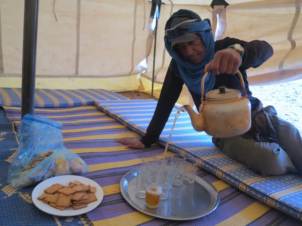Thé à la menthe dans le désert au Maroc