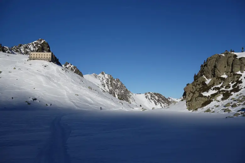 Traversée prudente du lac : est-il assez gelé ?