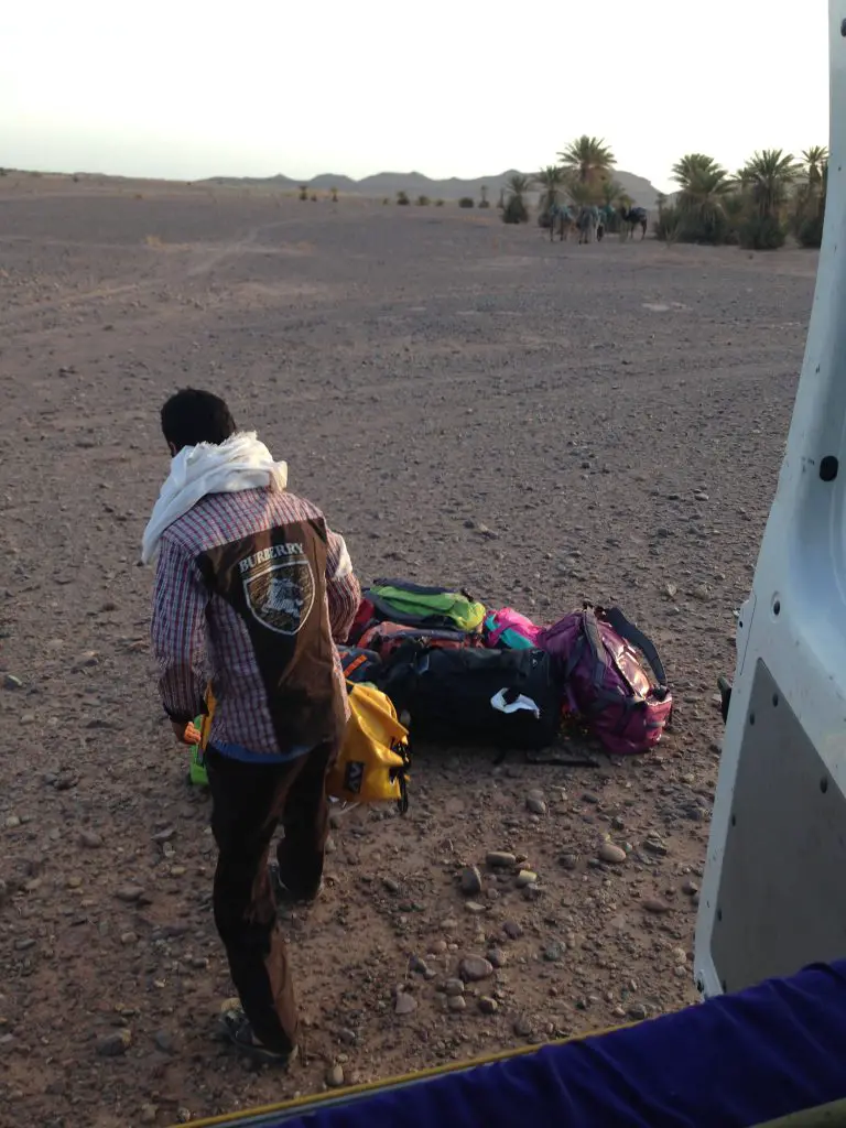 Dechargement de notre bus avec toutes les aArrivé dans le désert marocain en famille