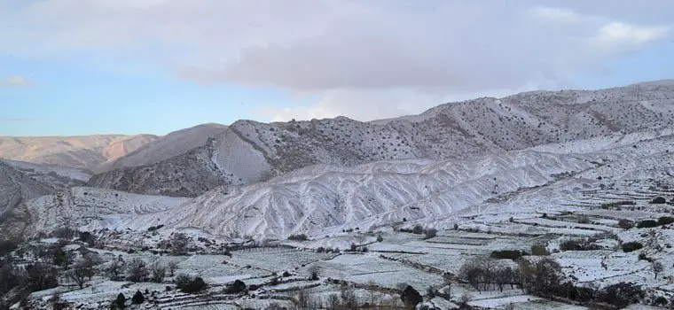 Lever de soleil sous la neige de printemps des montagnes marocaines