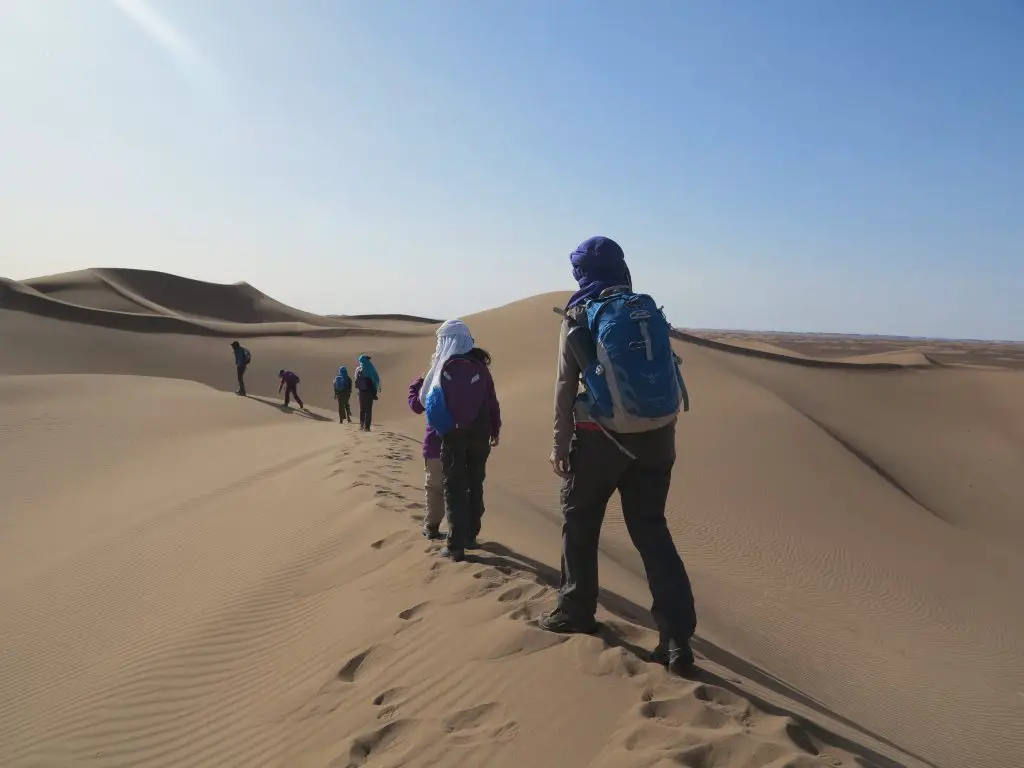 Marche sur les dunes du désert marocain