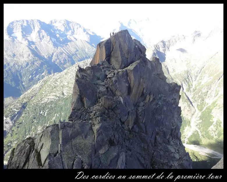 Des cordées au sommet de la première tour du salbitschijen