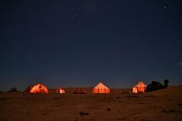 Bivouac sous une Nuit étoilé dans le désert Marocain