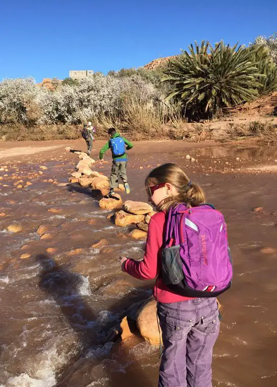 Passage de la rivière au depart de notre randonnée dans le moyen atlas au maroc