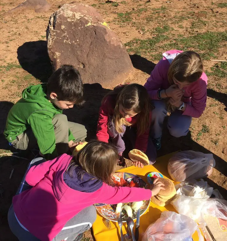 Pique nique après le col de Tichka au Maroc avec enfants