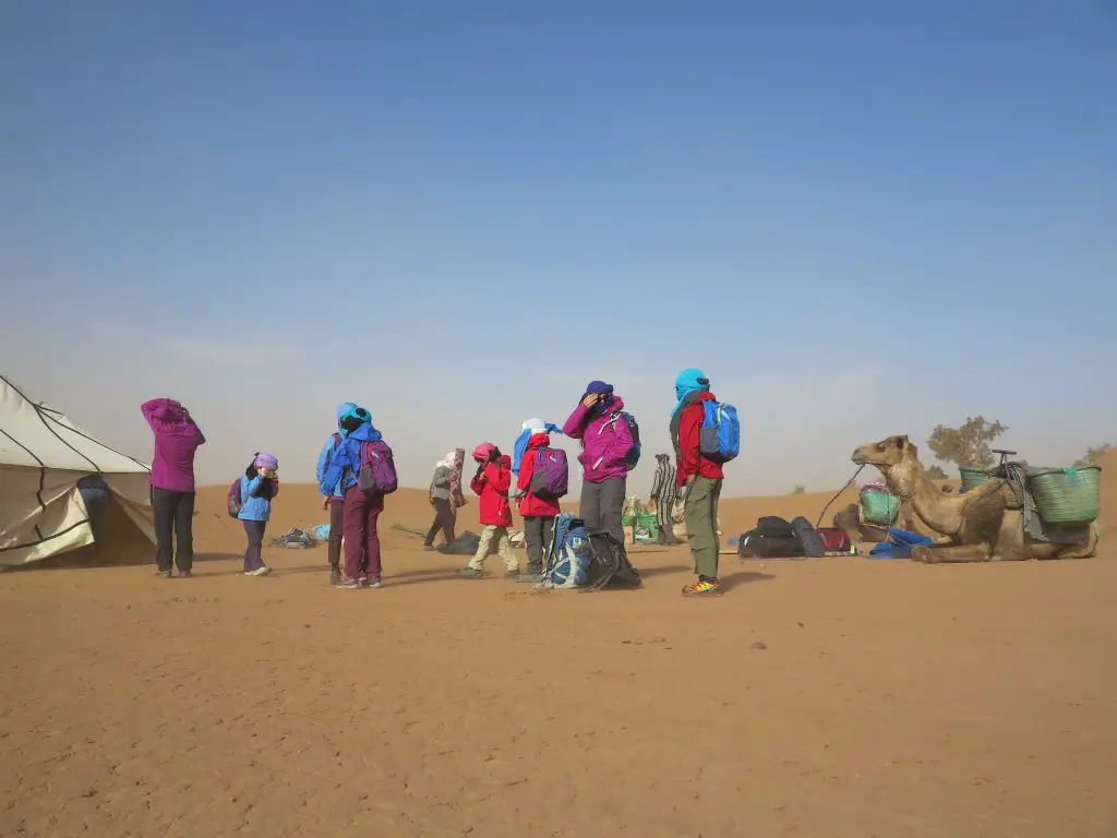 Protégé par nos chèches durant la tempête de sable dans le désert au Maroc