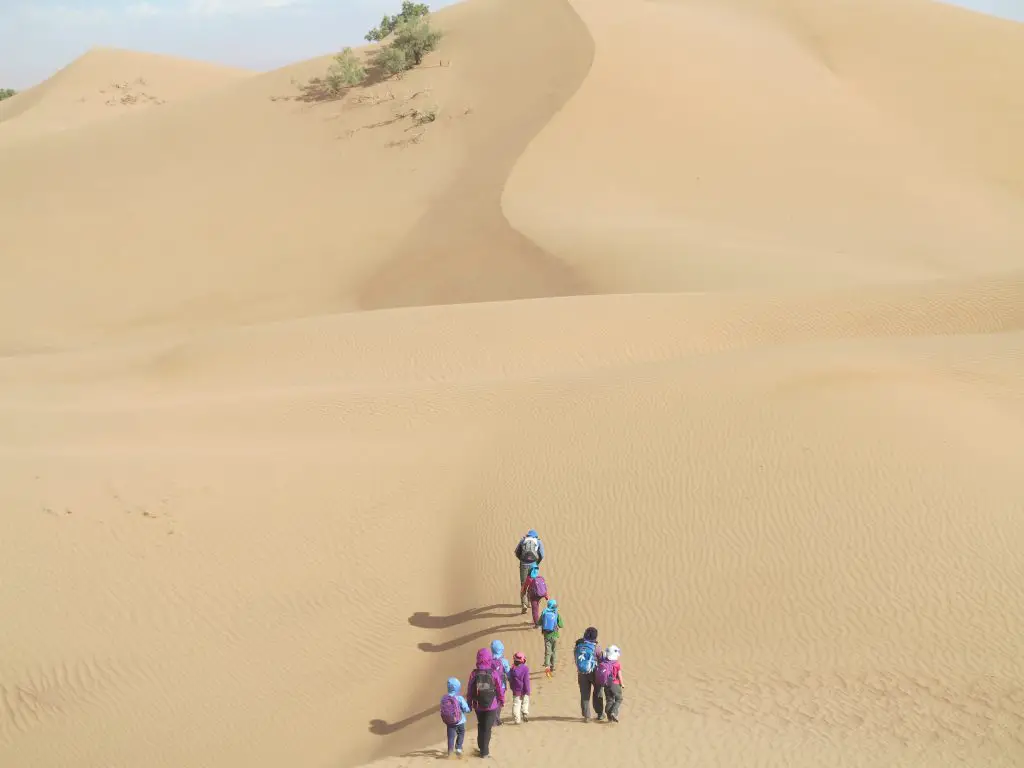 Randonnée dans le désert marocain en famille