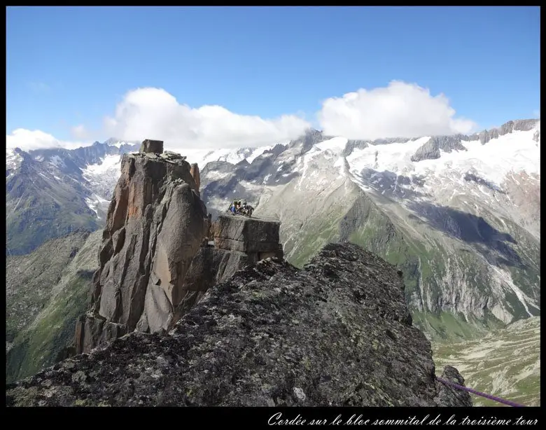 cordee sur le bloc sommital de la troisieme tour du salbitschijen