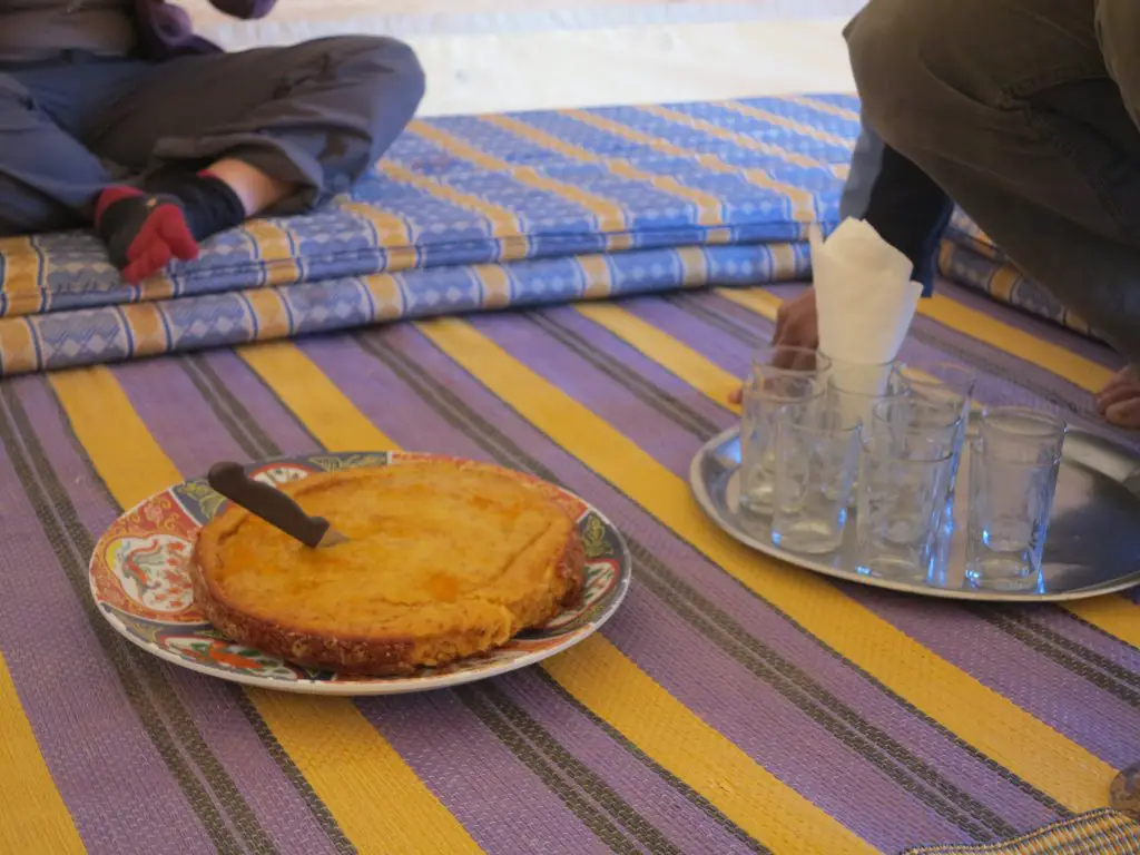 gateau pour le gouter cuit dans le désert au Maroc