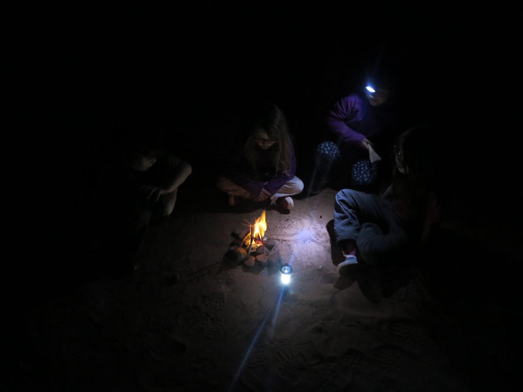 improvisation d'un petit feu de camp dans le désert au Maroc