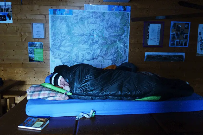 Campement de fortune, au plus près du poële