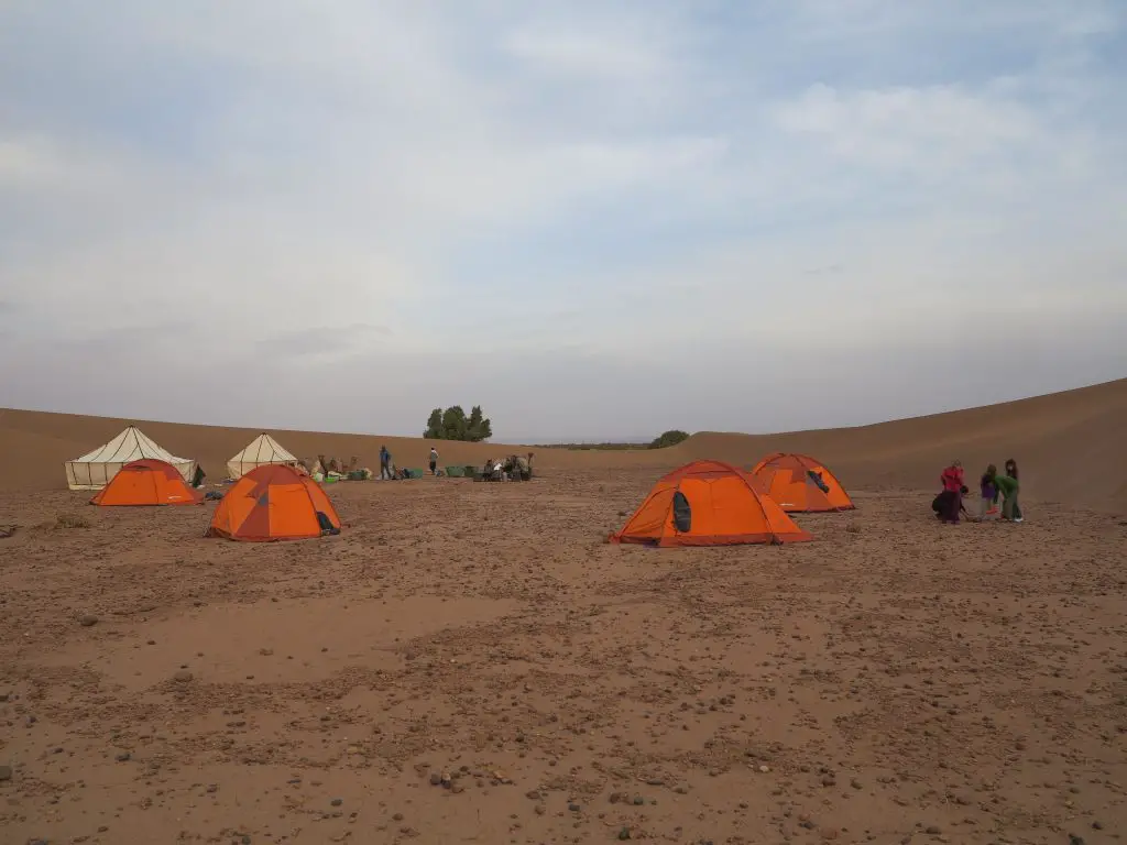 notre campement au matin dans le désert au Maroc