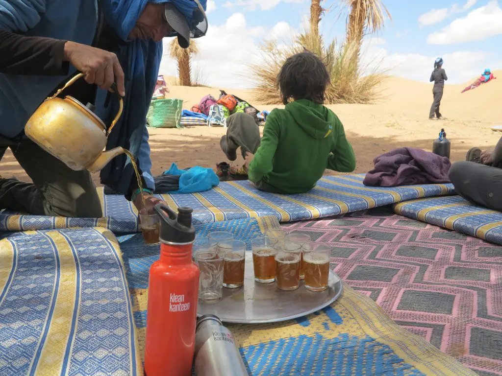 thé à la menthe dans le désert avant le repas