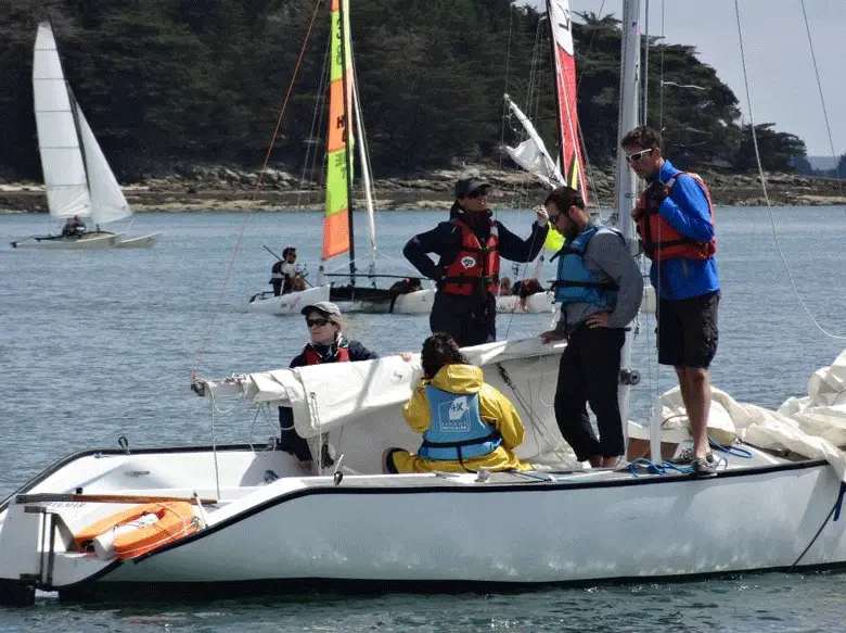 Exercice du jour : le mouillage, qui consiste à ancrer le bateau dans une zone dédiée... exercice plus difficile qu’il n’y parait puisque nous avons malencontreusement enroulé le bout autour de la quille...