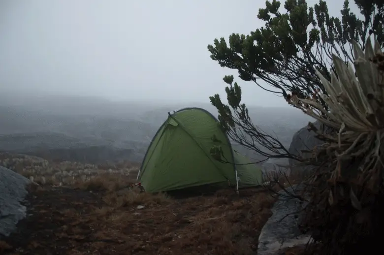 Une bonne nuit, malgré la pluie quasi permanente et le froid à l’extérieur.