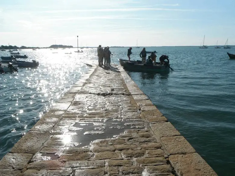 Début d’une belle journée, la « prame » (barque) nous amène au coffre (bouée où est amarré le voilier)