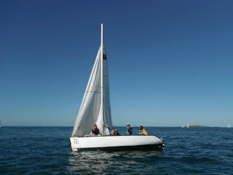 Le vent se pose, les voiles faseillent, le bateau ne peut plus avancer et dérive... Il n’y a plus qu’à attendre