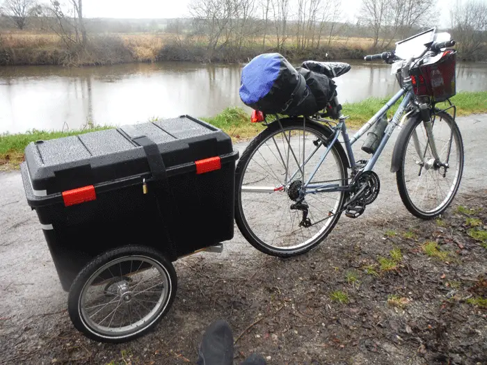 Mon vélo le jour J, propre et en bonne santé, le long du Blavet.