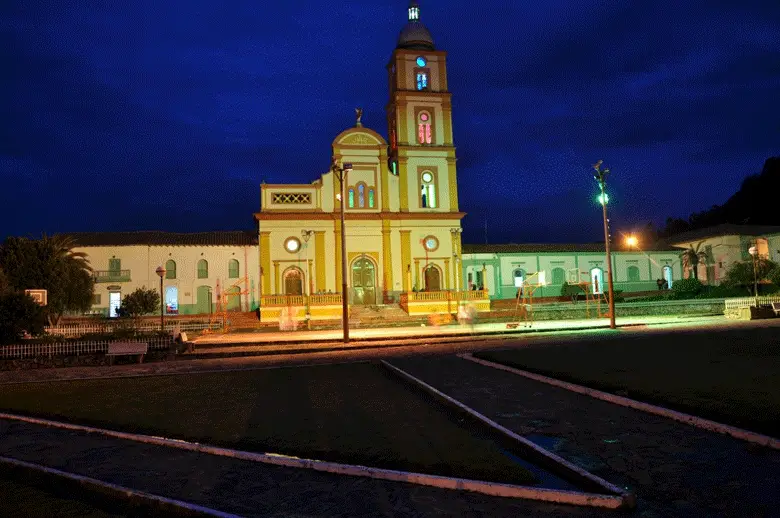 La même église, de nuit cette fois-ci.