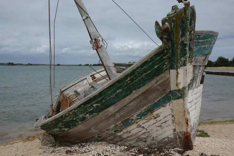 Epave de bateau sur une plage de l’île, témoin muet du temps qui passe