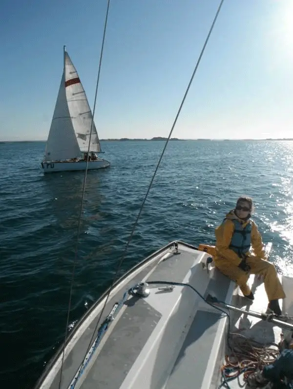 Nos bateaux : des voiliers-école Glénans 5.7, spécialement conçus par et pour l’association, maniables et réactifs, ce sont des « vélos » de la mer! 