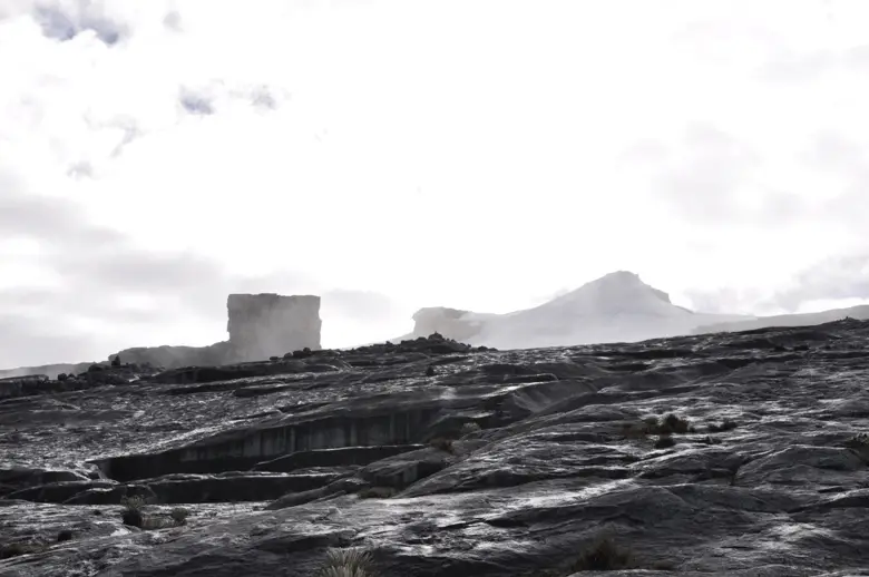 Même à contrejour et dans le brouillard, le Púlpito del Diablo (à gauche) et Pan de Azucar (à droite) valent le coup d