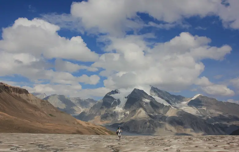 Au col avant Chimney Mountain vers le glacier Rohn