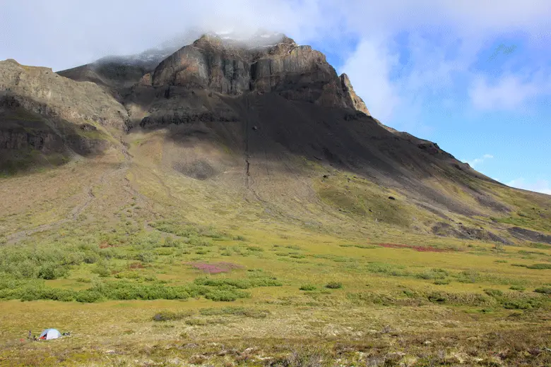 Le campement de Chimney Mountain, la  piste d’atterissage est légèrement en haut à droite…