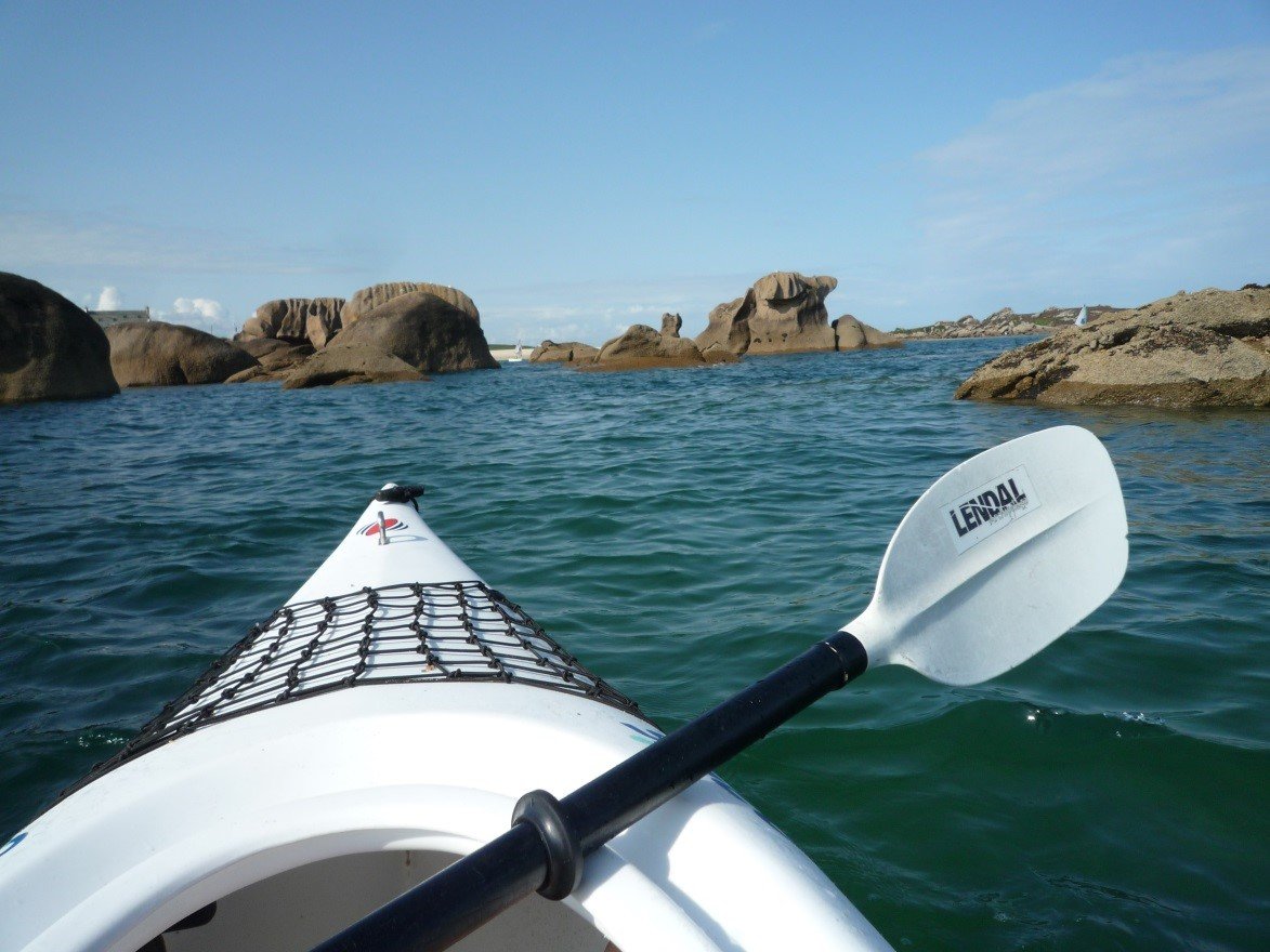 Le kayak de mer, idéal pour se faufiler entre les rochers, portés par la force des marées