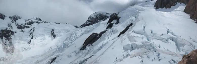 La vue depuis le camp 2 sur le cirque de Hooker Glacier