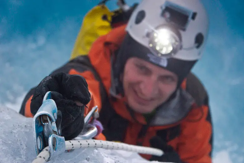 Les derniers mètres de la spéléogie sur la mer de glace