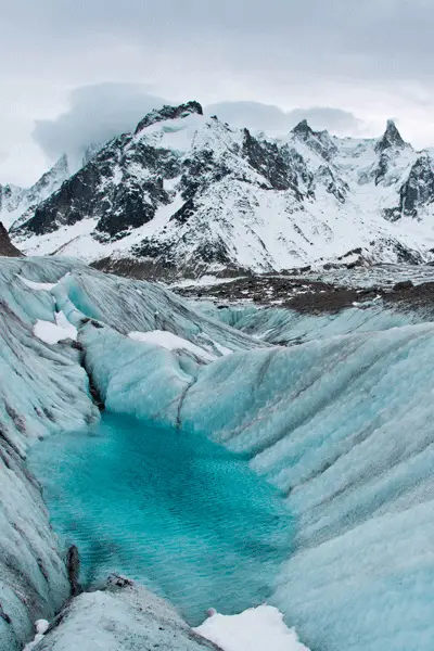 Vasque d'eau fraiche dans le massif du Mont-Blanc 