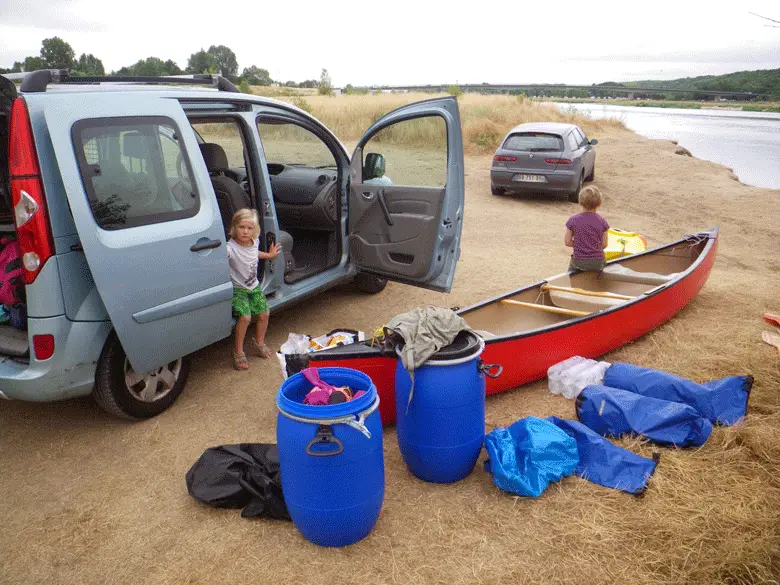 Le chargement du canoë