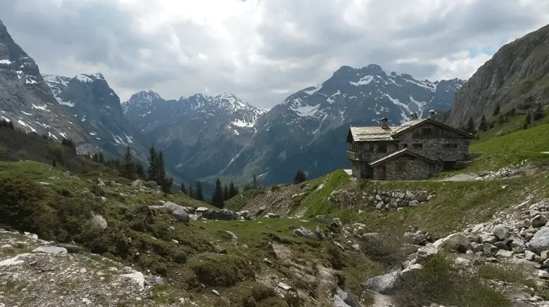 En montant vers le refuge, on passe d’abord à côté du refuge des Barmettes